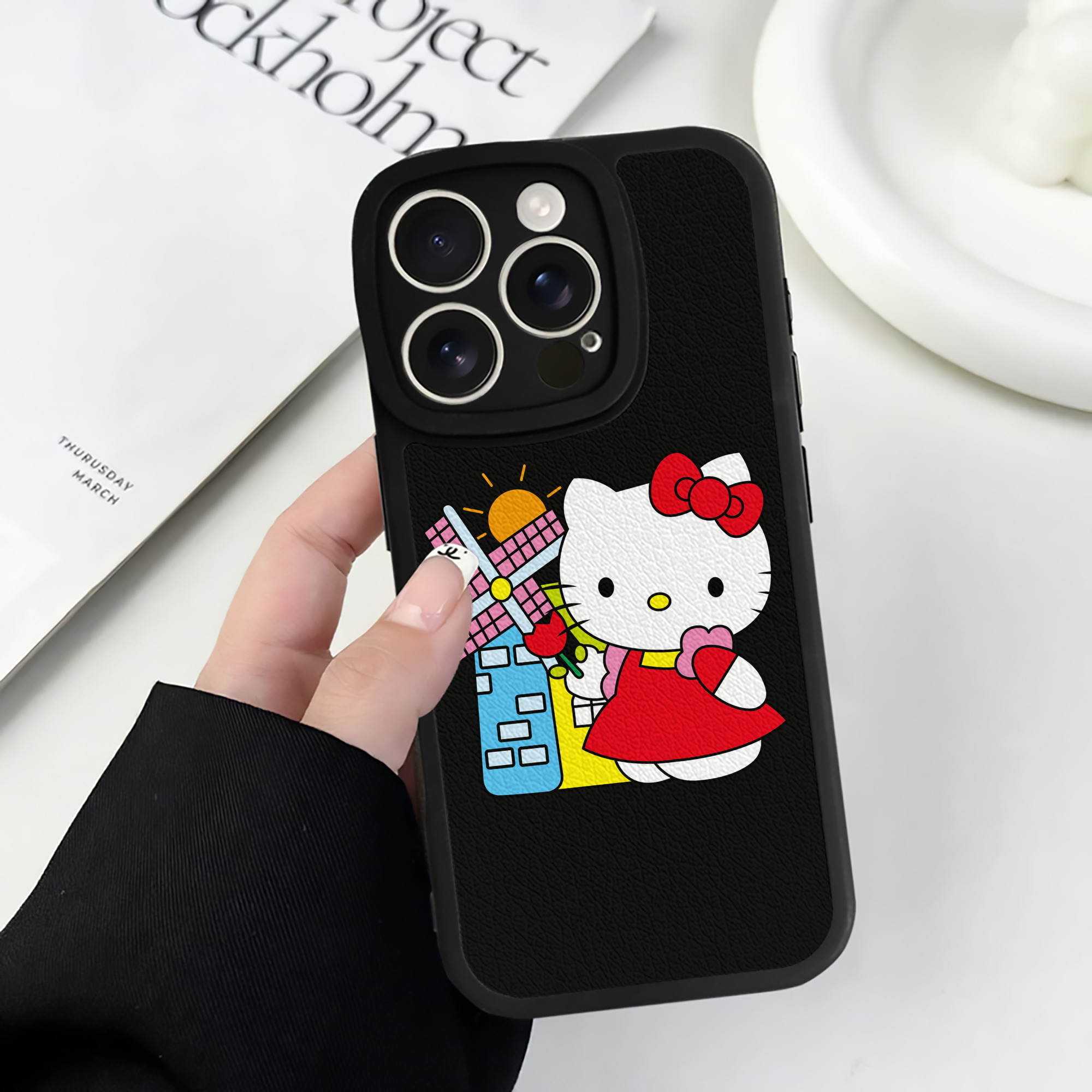 （画像用） Hello Kitty ハローキティ 【iPhone 16シリーズ対応】シリコンスマホケース（レザー調） 材質：シリコン